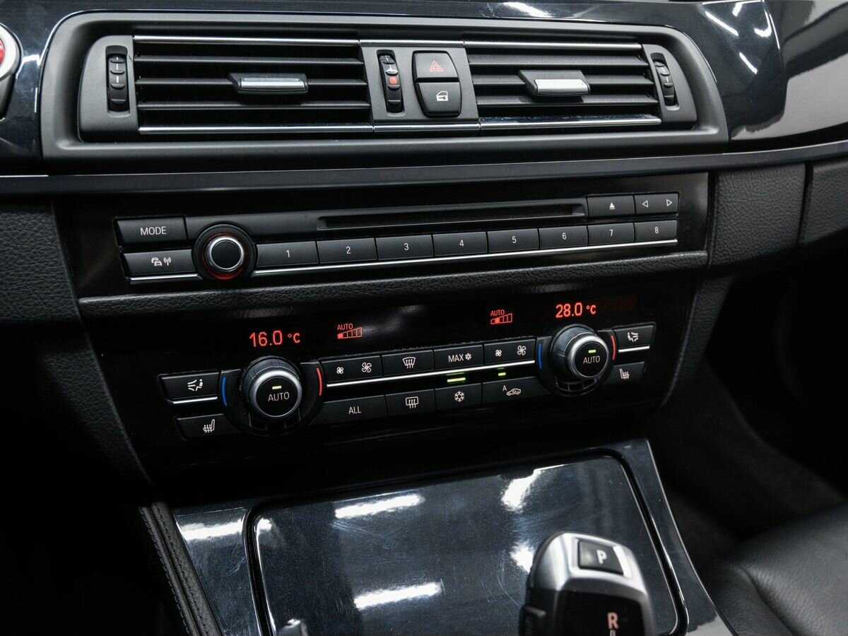 Купить BMW 5 серии 528i, 2011, 130 320 км, фото №19